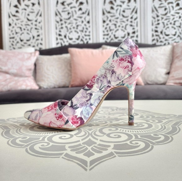 Elle Floral Pumps, Size 8.5, Very Gently Used - Picture 2 of 10